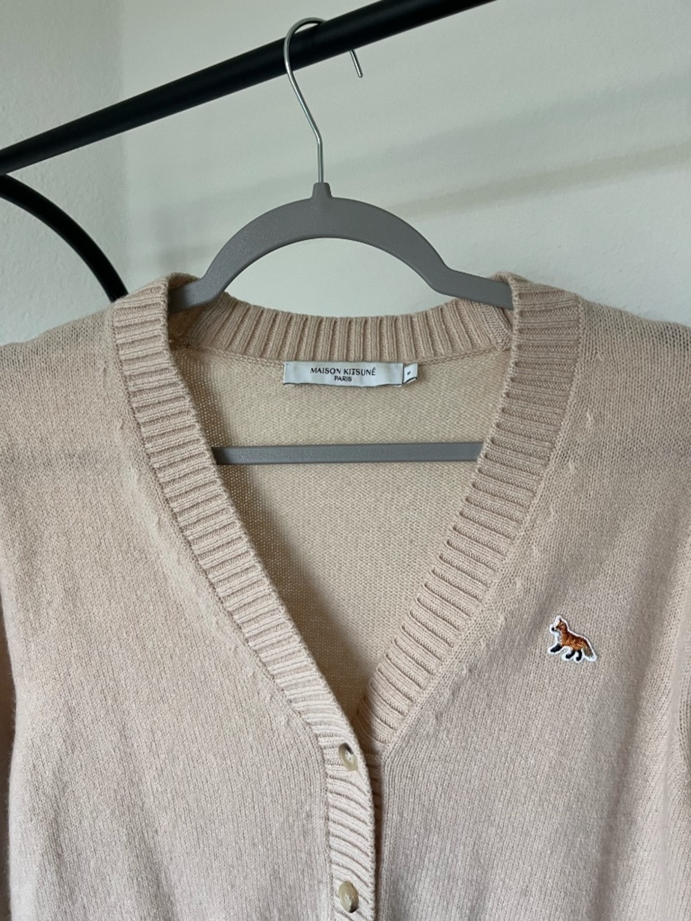 MAISON KITSUNÉ PARIS | Women's Natural Maison Kitsuné Baby Fox Boxy Cardigan - Picture 9 of 14